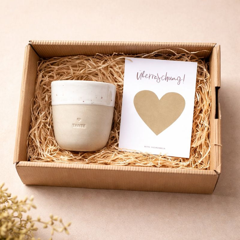 Geschenkbox für Tante mit Steingutbecher von Eulenschnitt und Karte
