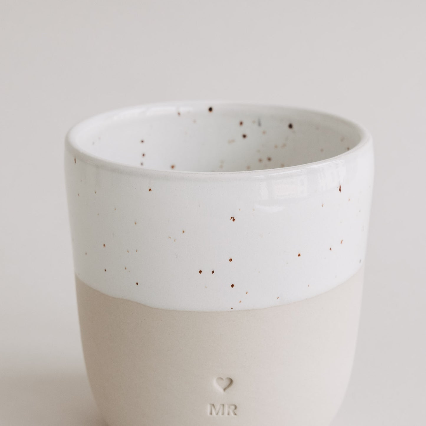 Steingut-Becher 'MR'